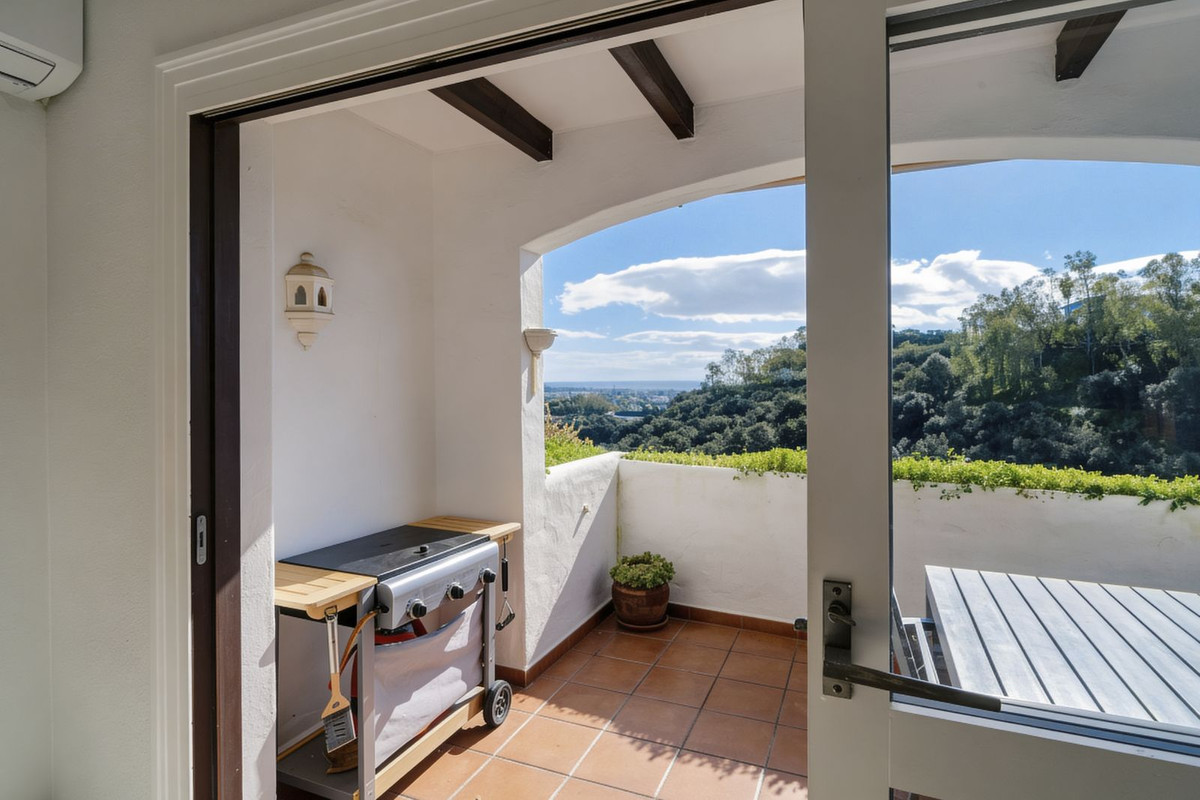 Piso de 2 Dormitorios en venta en Los Arqueros, Benahavís