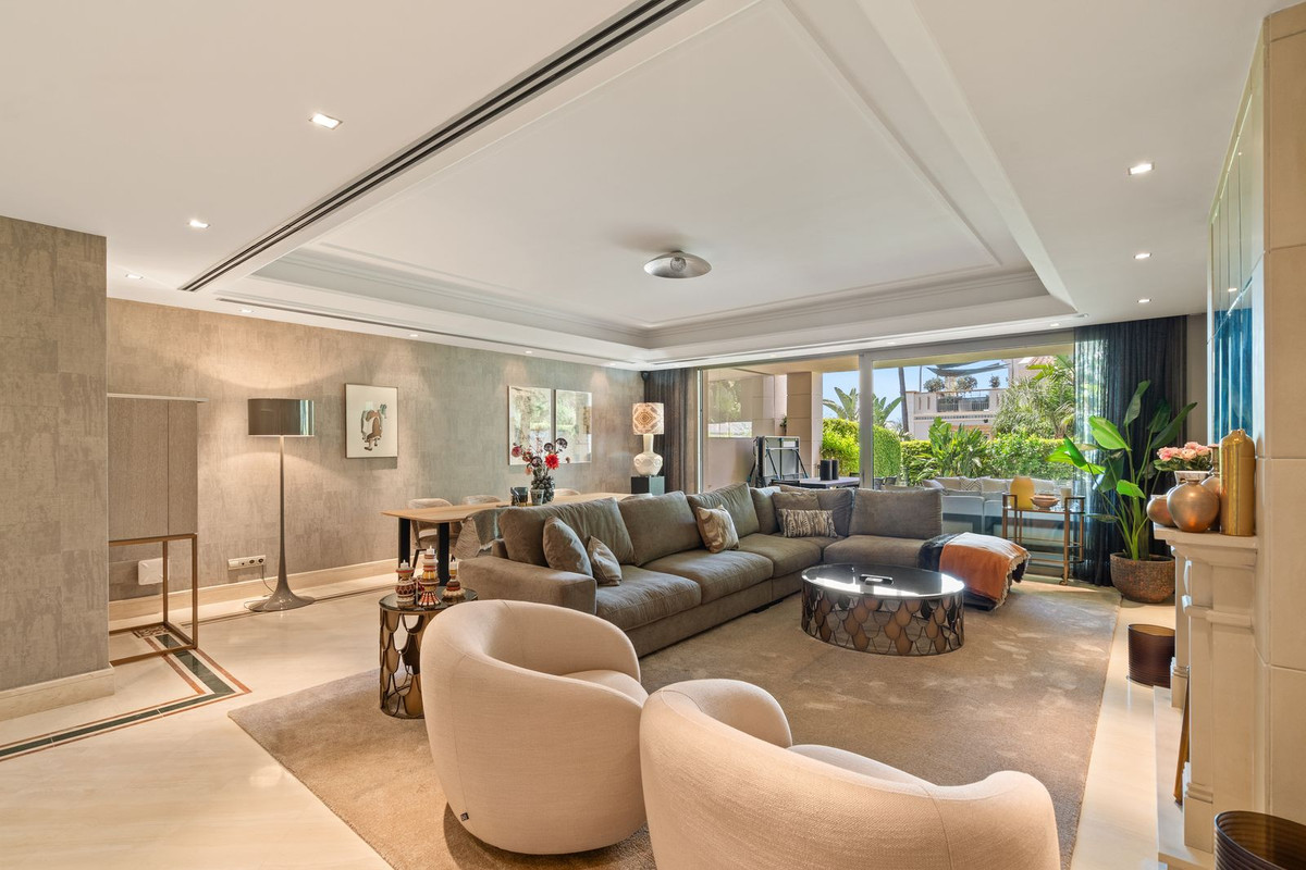 Casa Adosada de 4 Dormitorios y 4 Baños en venta en Sierra Blanca, Marbella