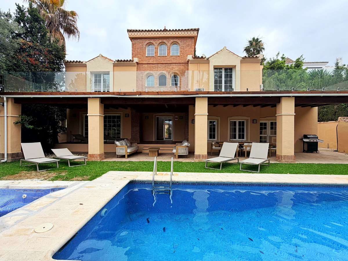 Casa de 5 Dormitorios en alquiler en El Paraíso