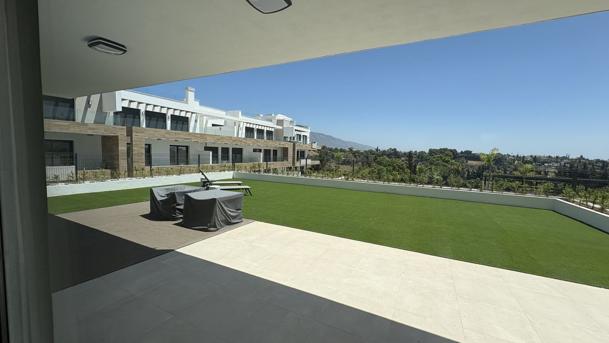 Piso de 3 Dormitorios y 2 Baños en venta en Atalaya, Estepona