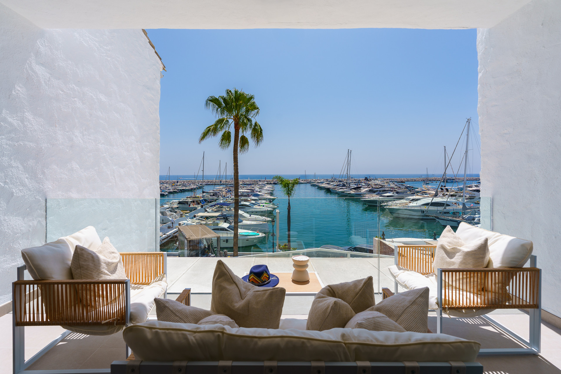 Piso de 2 Dormitorios y 2 Baños en venta en Puerto Banús, Marbella