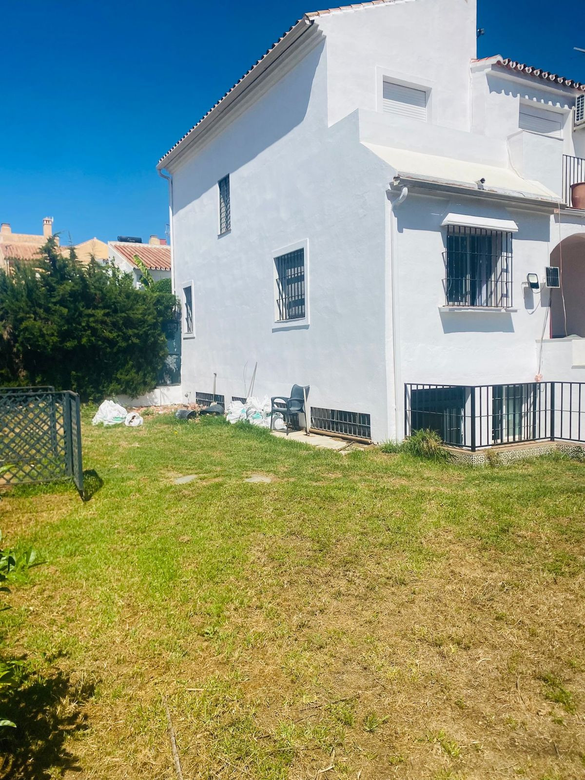 3 спални - Редова къща за продажба в Atalaya, Estepona