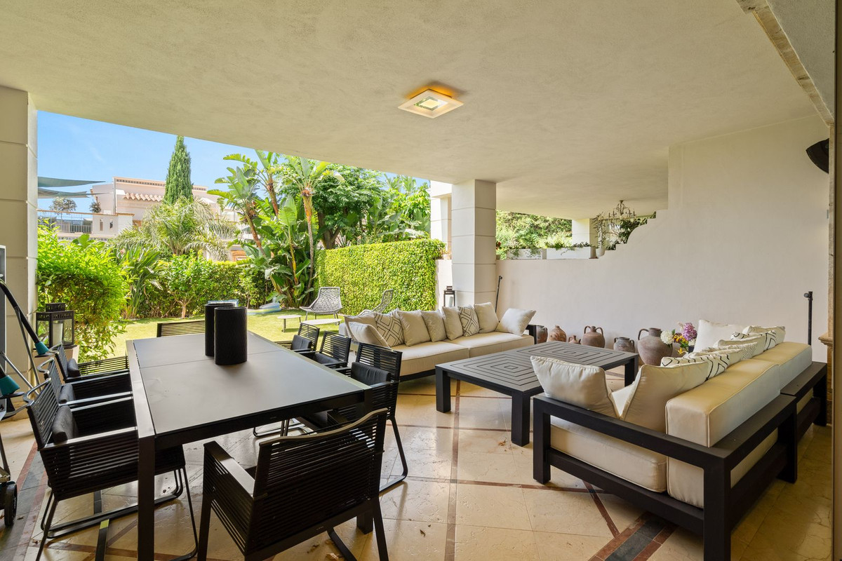 Casa Adosada de 4 Dormitorios y 4 Baños en venta en Sierra Blanca, Marbella
