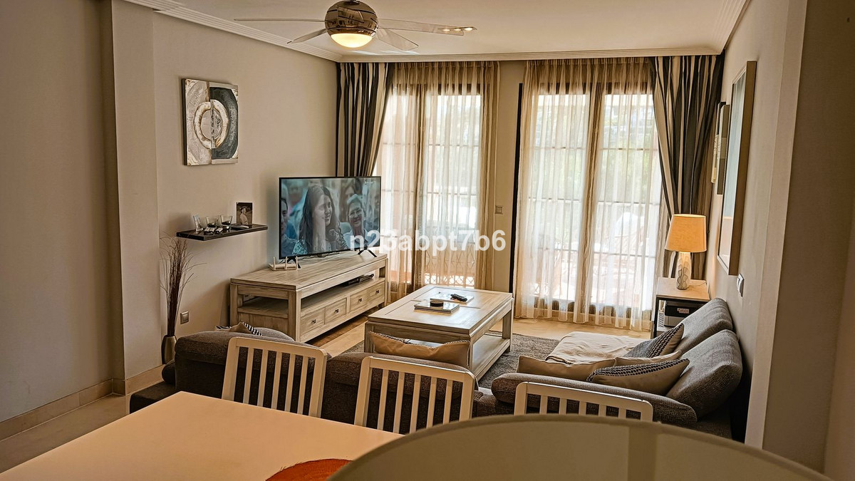 Piso de 3 Dormitorios y 2 Baños en venta en Los Arqueros, Benahavís