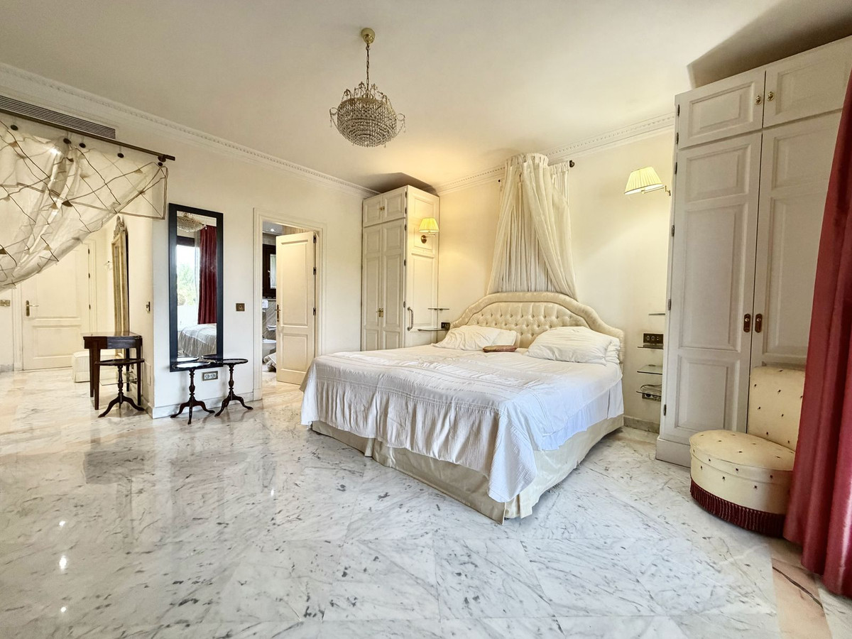 Piso de 2 Dormitorios en alquiler en Milla de Oro, Marbella