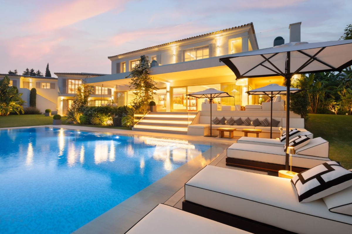 Casa de 6 Dormitorios y 6 Baños en venta en Nueva Andalucía, Marbella