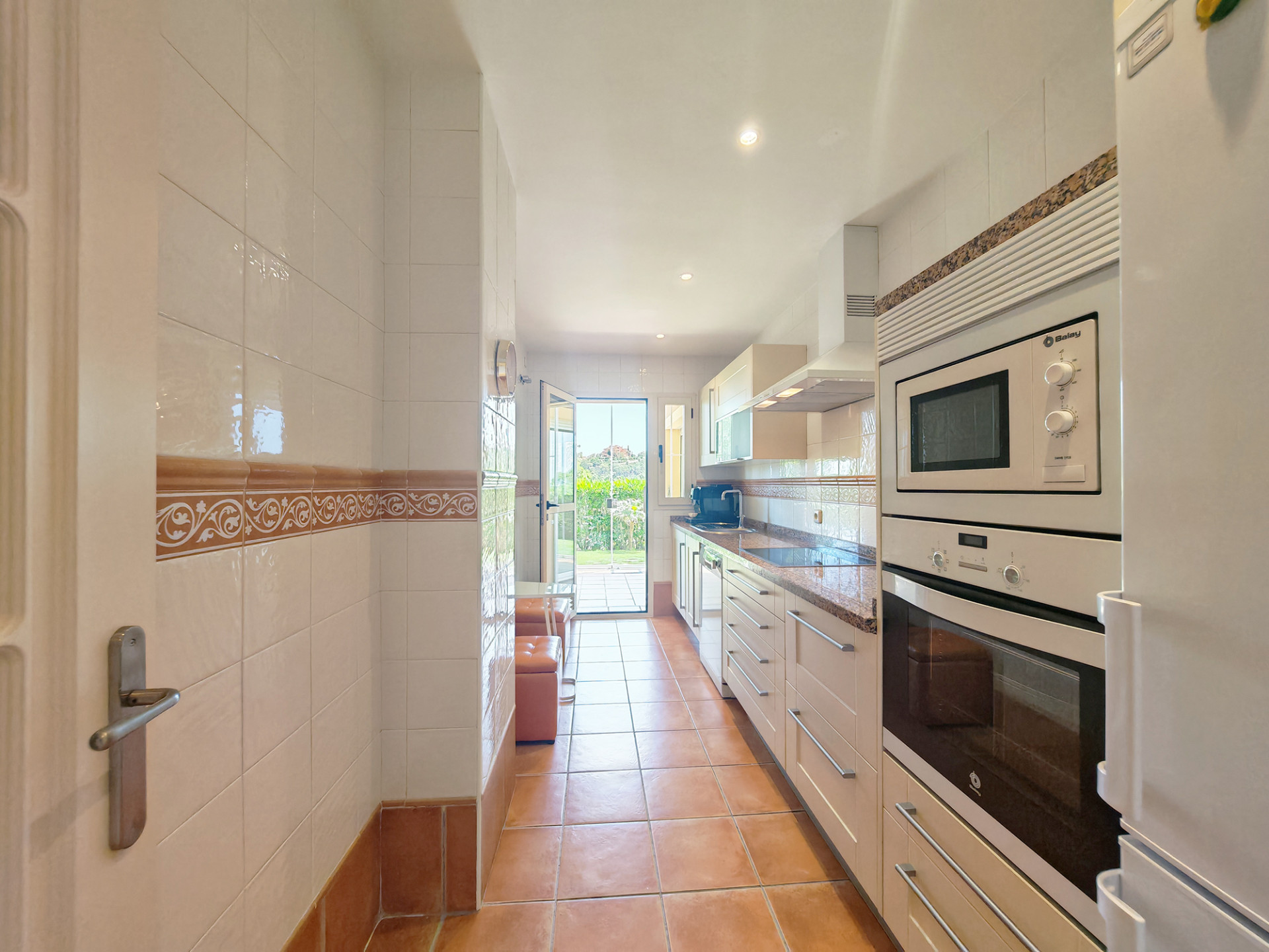 Piso de 2 Dormitorios en venta en La Mairena, Marbella
