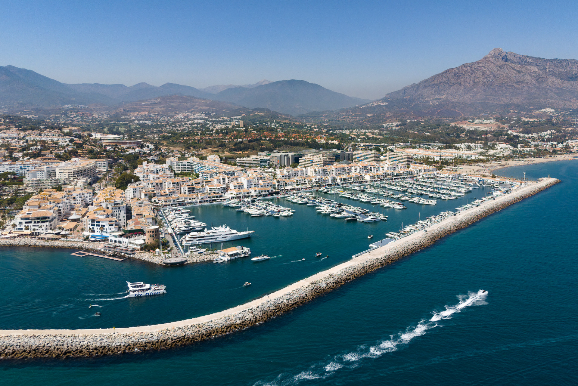 Piso de 2 Dormitorios y 2 Baños en venta en Puerto Banús, Marbella