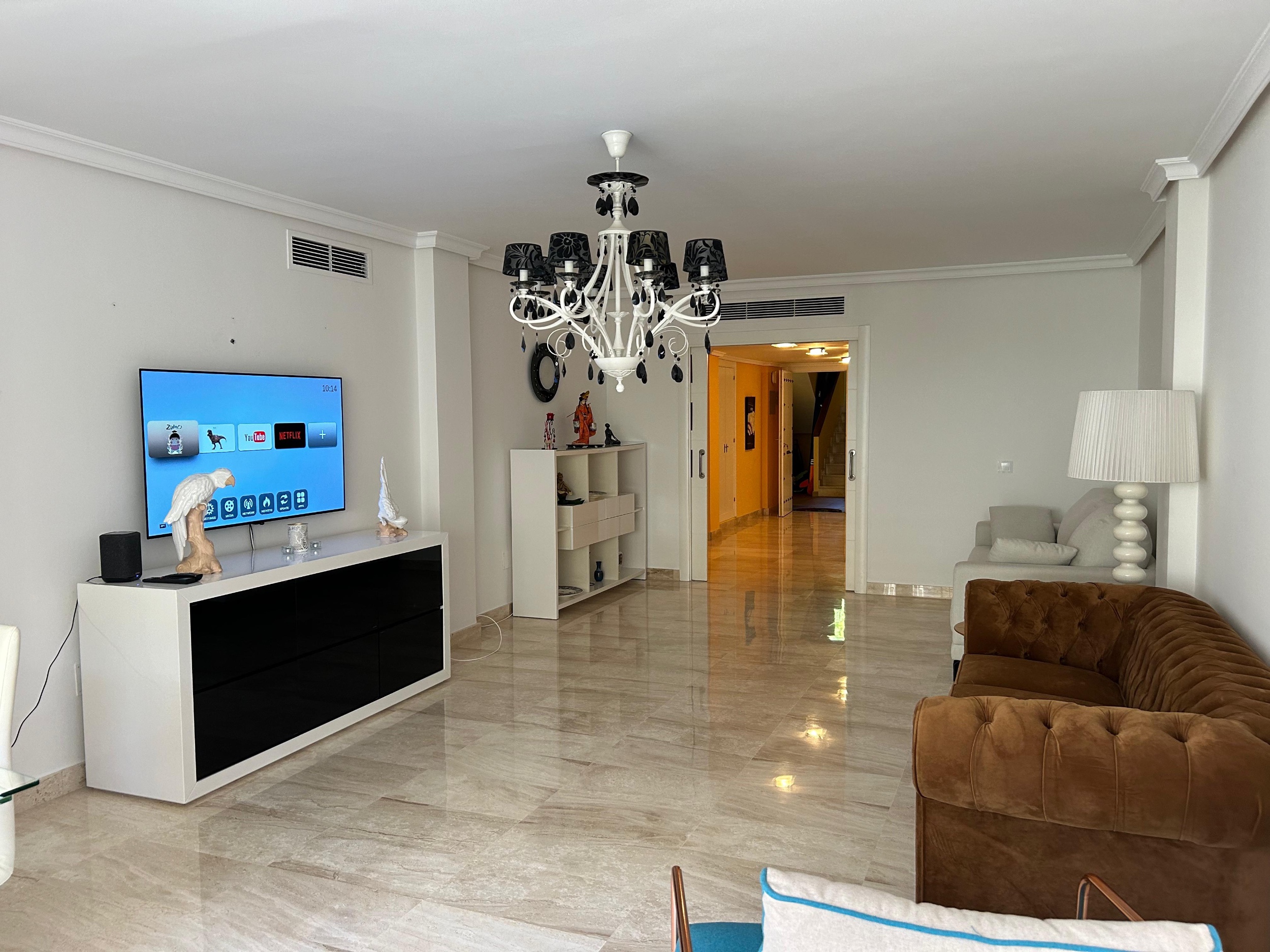 Piso de 2 Dormitorios y 3 Baños en venta en Elviria, Marbella