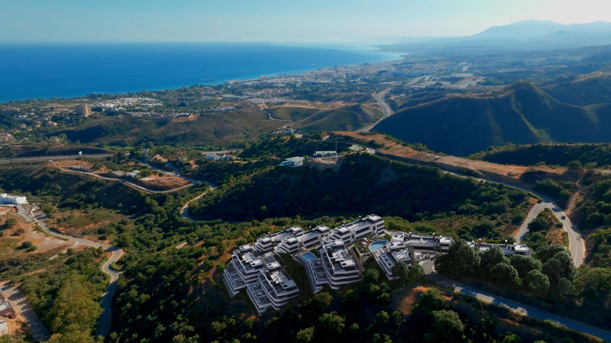 Piso de 2 Dormitorios y 2 Baños en venta en Los Monteros, Marbella