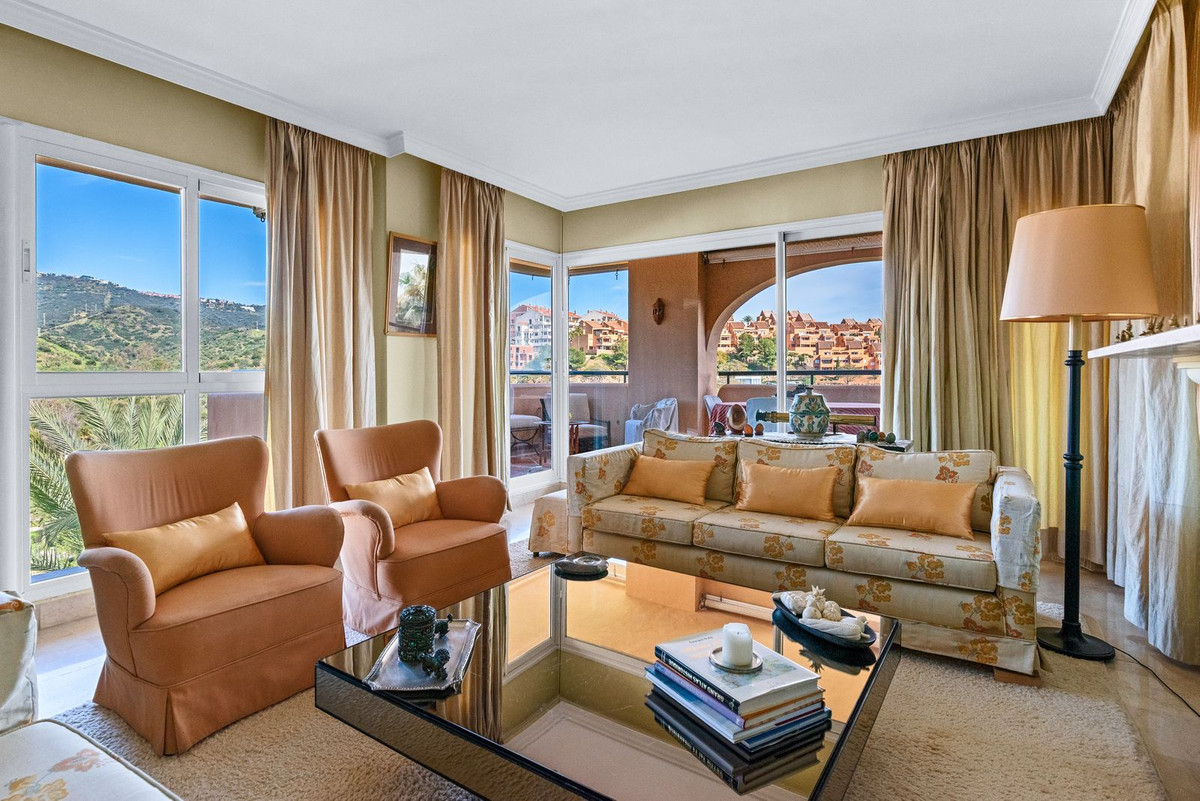 Ático de 3 Dormitorios y 2 Baños en venta en Elviria, Marbella