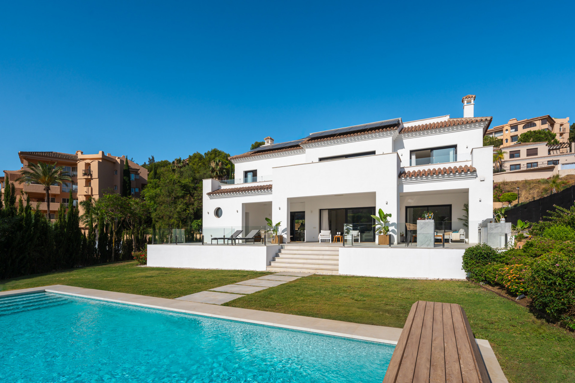 Casa de 5 Dormitorios y 6 Baños en venta en Elviria, Marbella