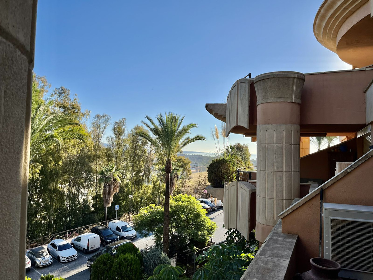 Piso de 2 Dormitorios y 2 Baños en venta en Nueva Andalucía, Marbella