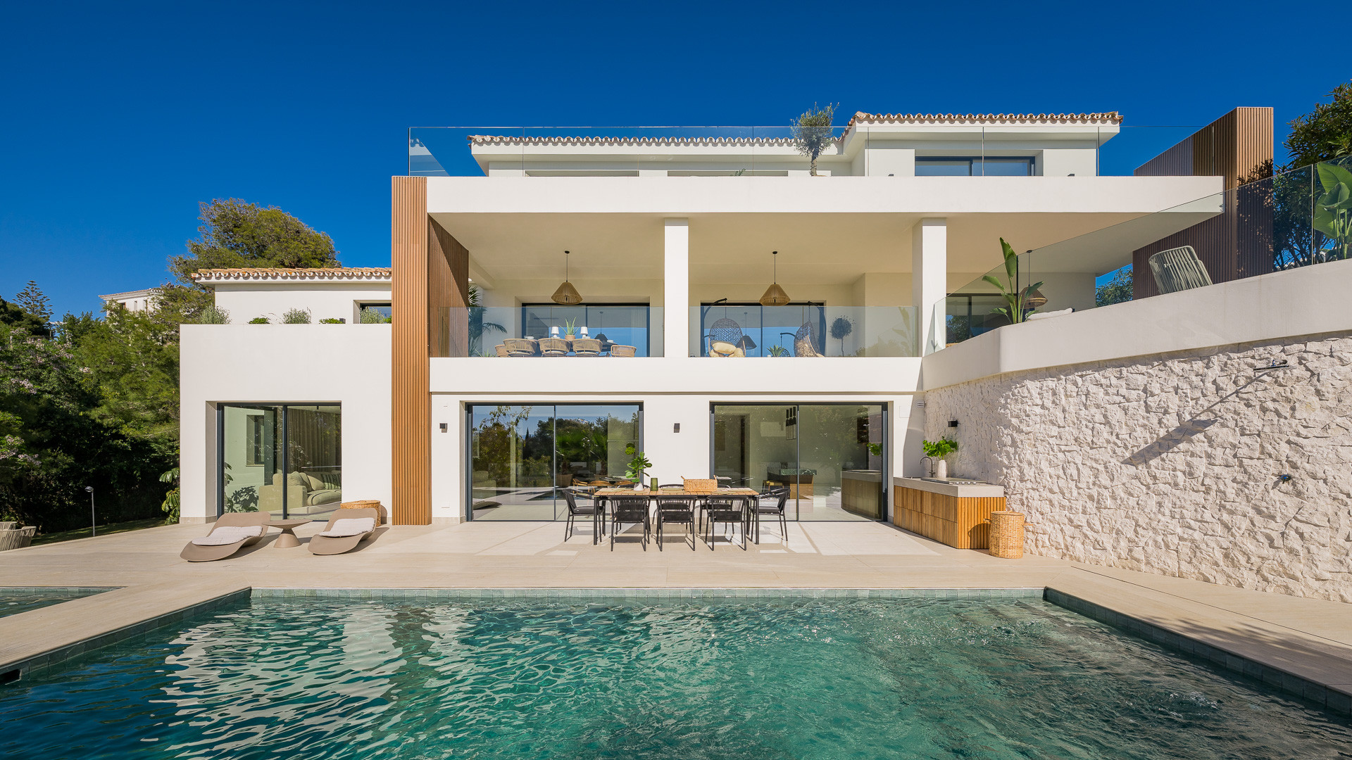 Casa de 6 Dormitorios en venta en El Rosario, Marbella
