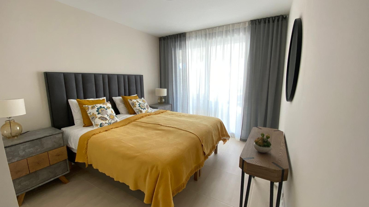 Piso de 2 Dormitorios en alquiler en Nueva Milla de Oro, Estepona