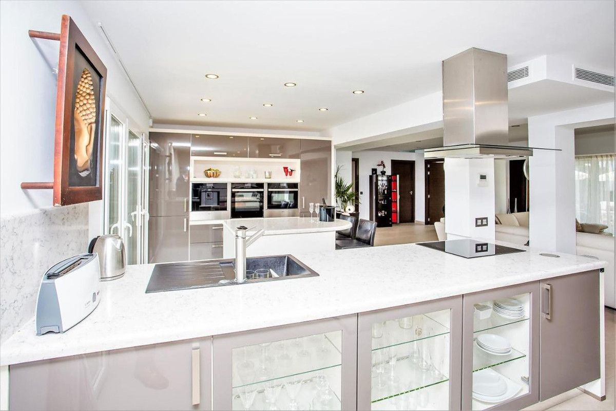 8 Bed, 6 Bath - Villa for Sale in San Pedro de Alcántara