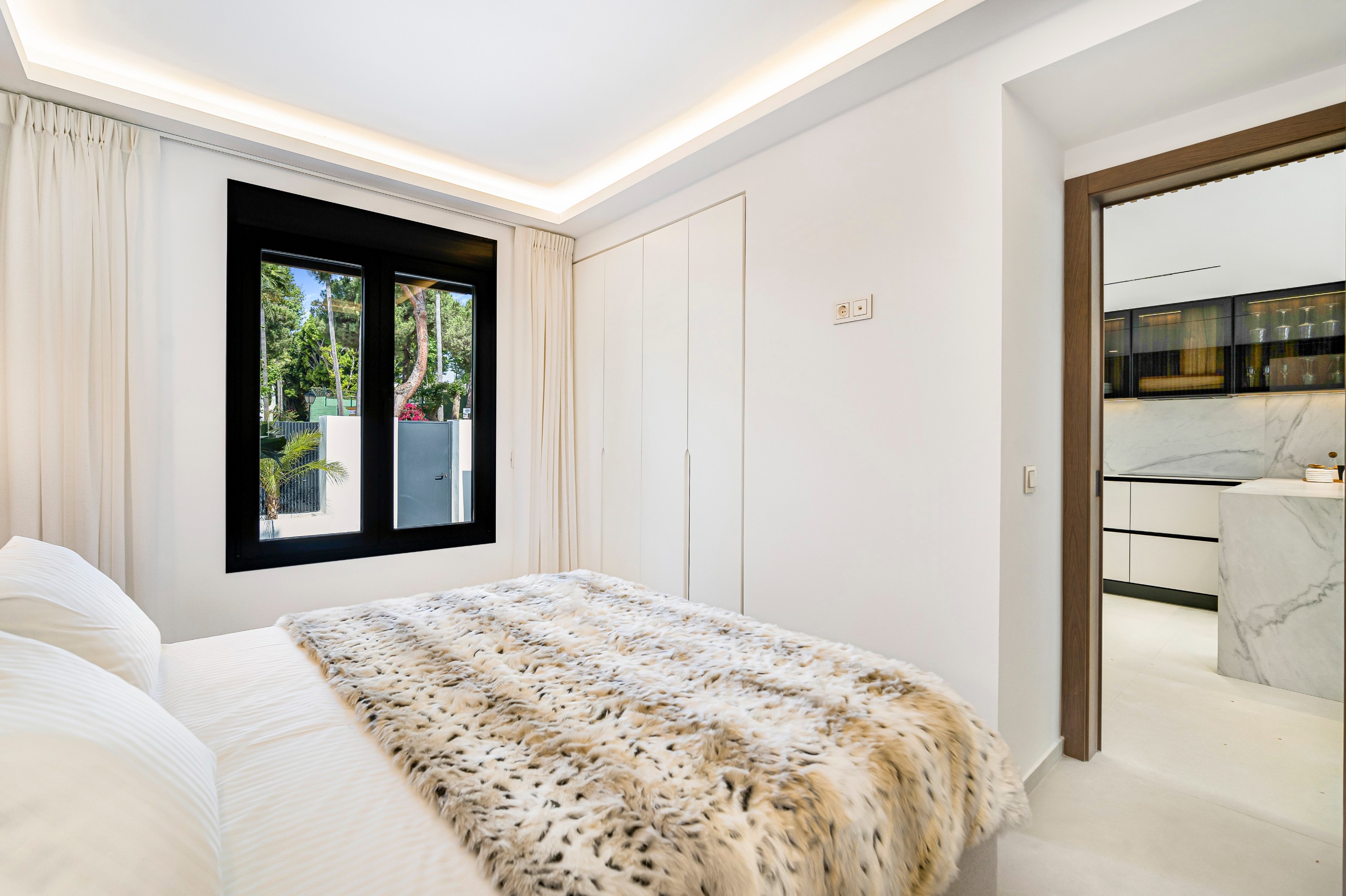 Casa Adosada de 5 Dormitorios en venta en Milla de Oro, Marbella