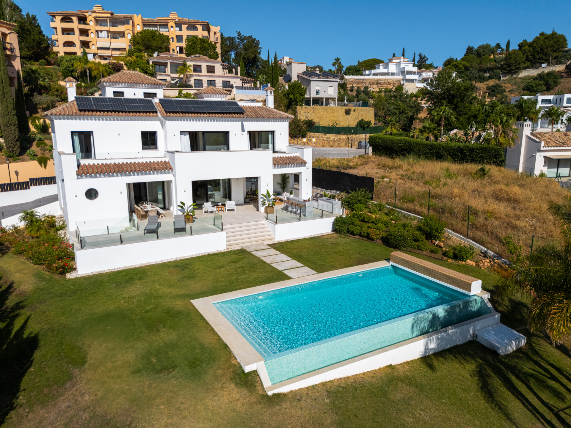 Casa de 5 Dormitorios y 6 Baños en venta en Elviria, Marbella