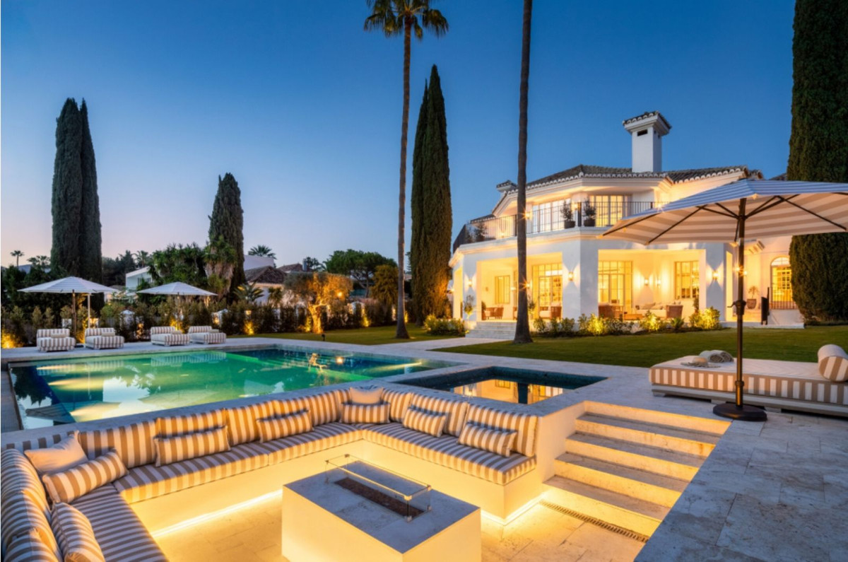 Casa de 5 Dormitorios y 8 Baños en venta en Nueva Andalucía, Marbella