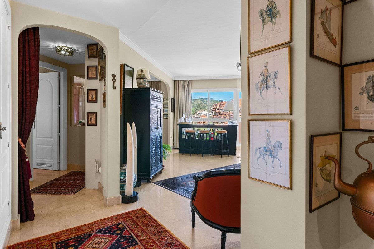 Ático de 3 Dormitorios y 2 Baños en venta en Elviria, Marbella
