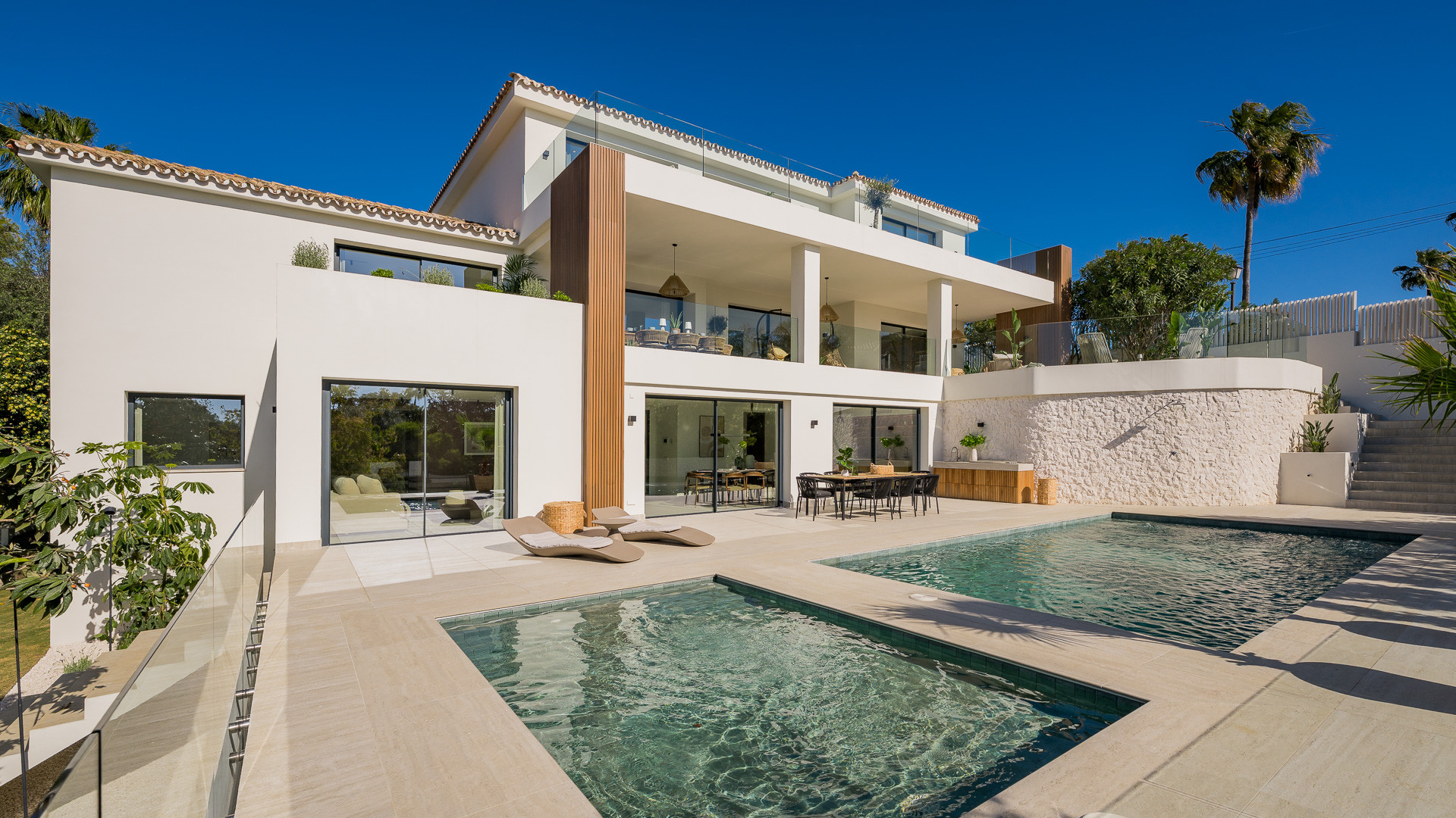 Casa de 6 Dormitorios en venta en El Rosario, Marbella