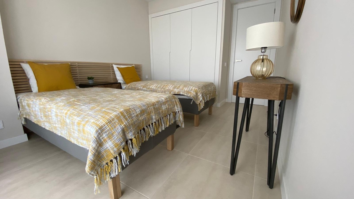 Piso de 2 Dormitorios en alquiler en Nueva Milla de Oro, Estepona
