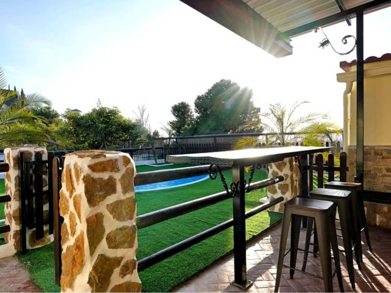 Casa Adosada de 4 Dormitorios en venta en Motril