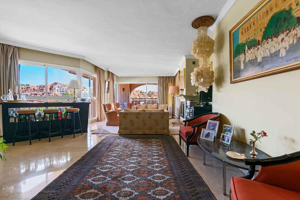 Ático de 3 Dormitorios y 2 Baños en venta en Elviria, Marbella
