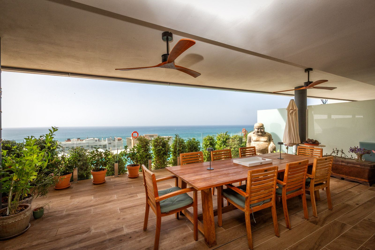 Piso de 3 Dormitorios en venta en Carvajal, Fuengirola