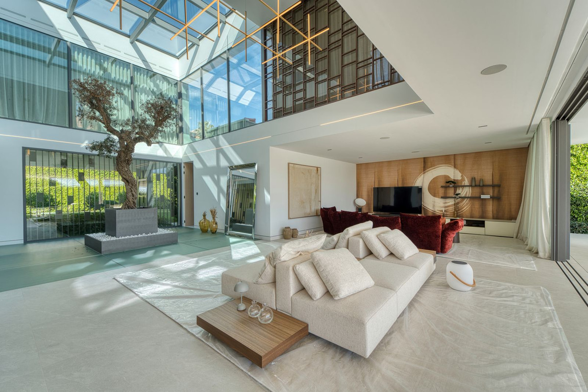 Casa de 5 Dormitorios en alquiler en Milla de Oro, Marbella