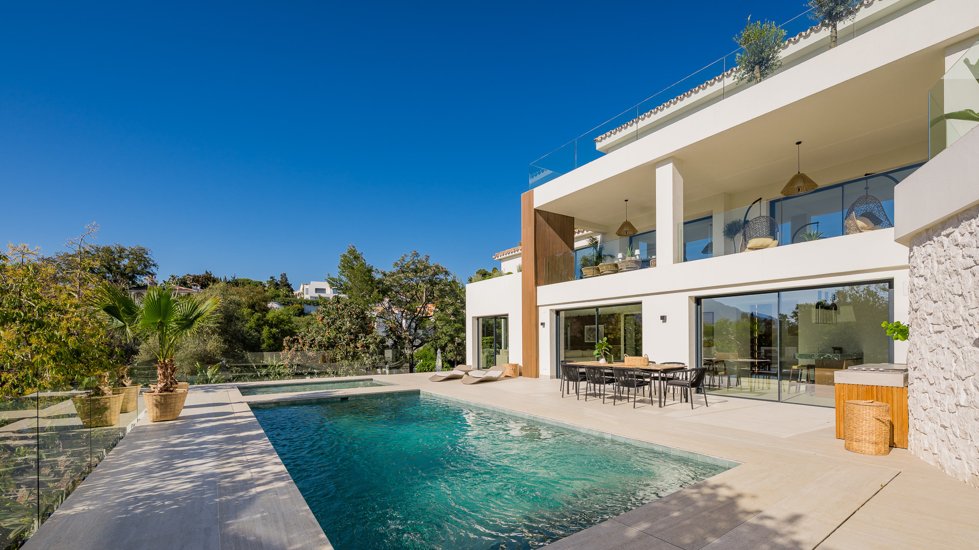 Casa de 6 Dormitorios en venta en El Rosario, Marbella