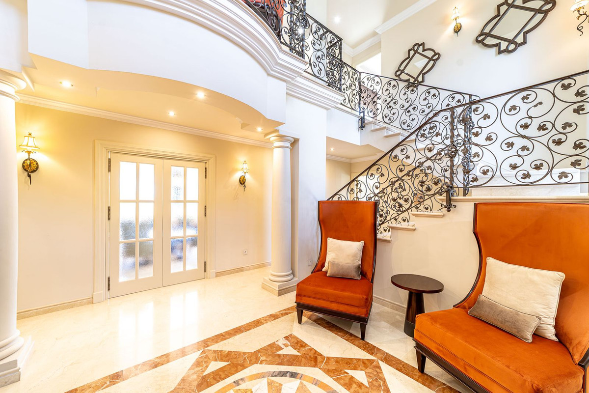 5 Bed - Villa for Sale in Atalaya, Estepona