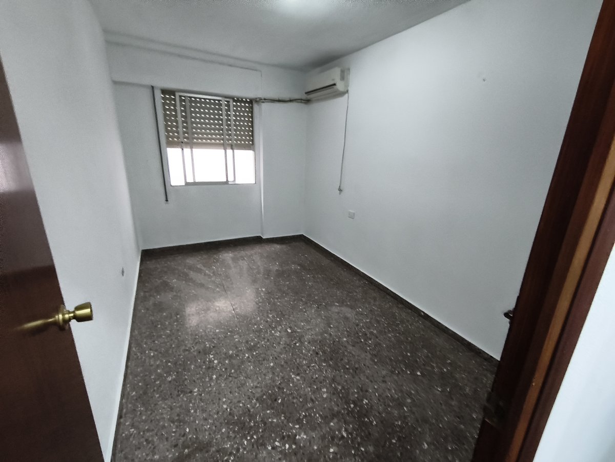 Piso de 4 Dormitorios y 2 Baños en venta en Alginet