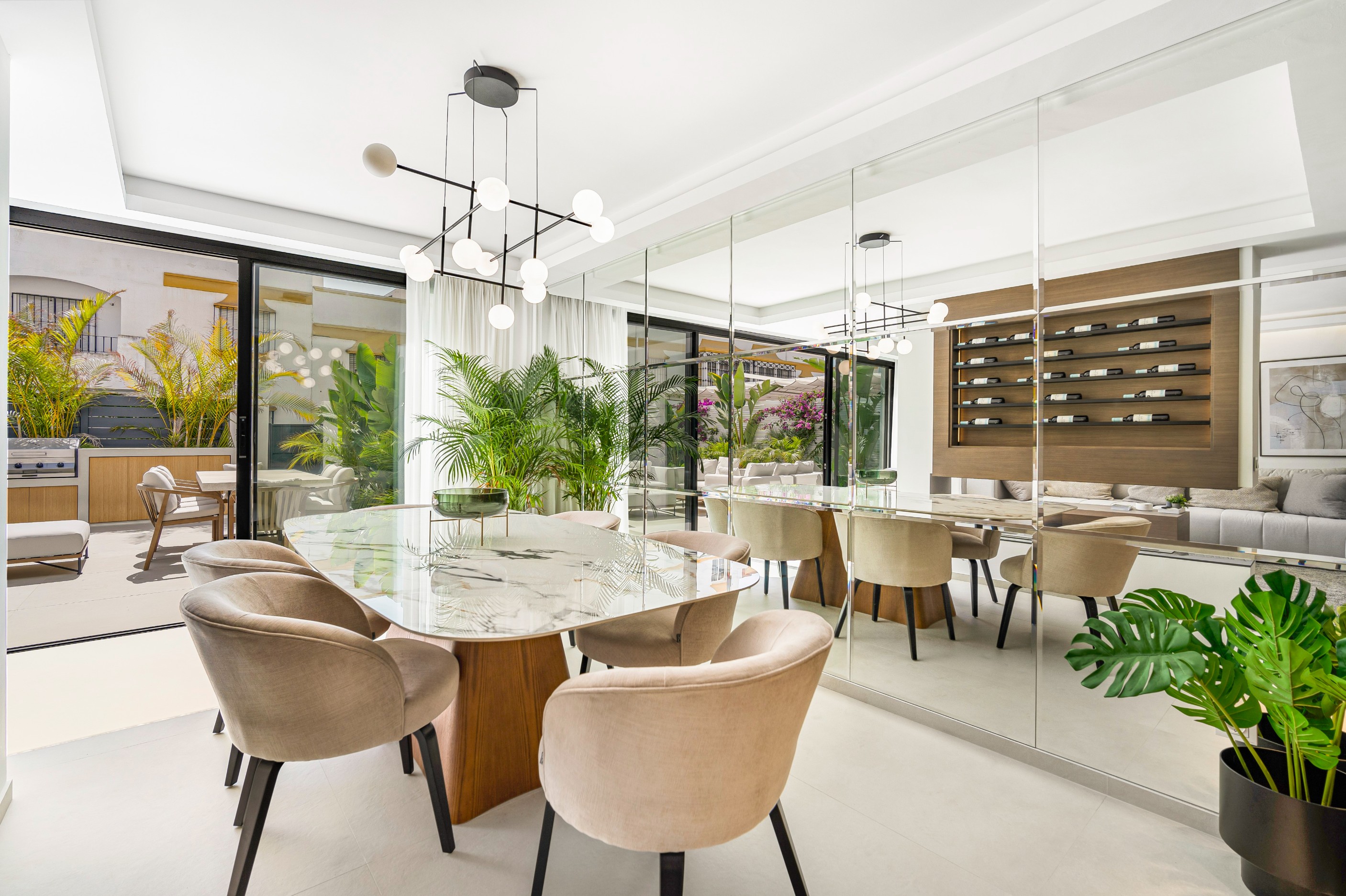 Casa Adosada de 5 Dormitorios en venta en Milla de Oro, Marbella