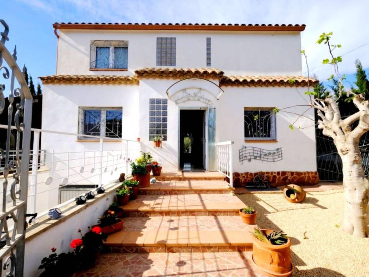 Casa Adosada de 5 Dormitorios en venta en L'Ametlla de Mar