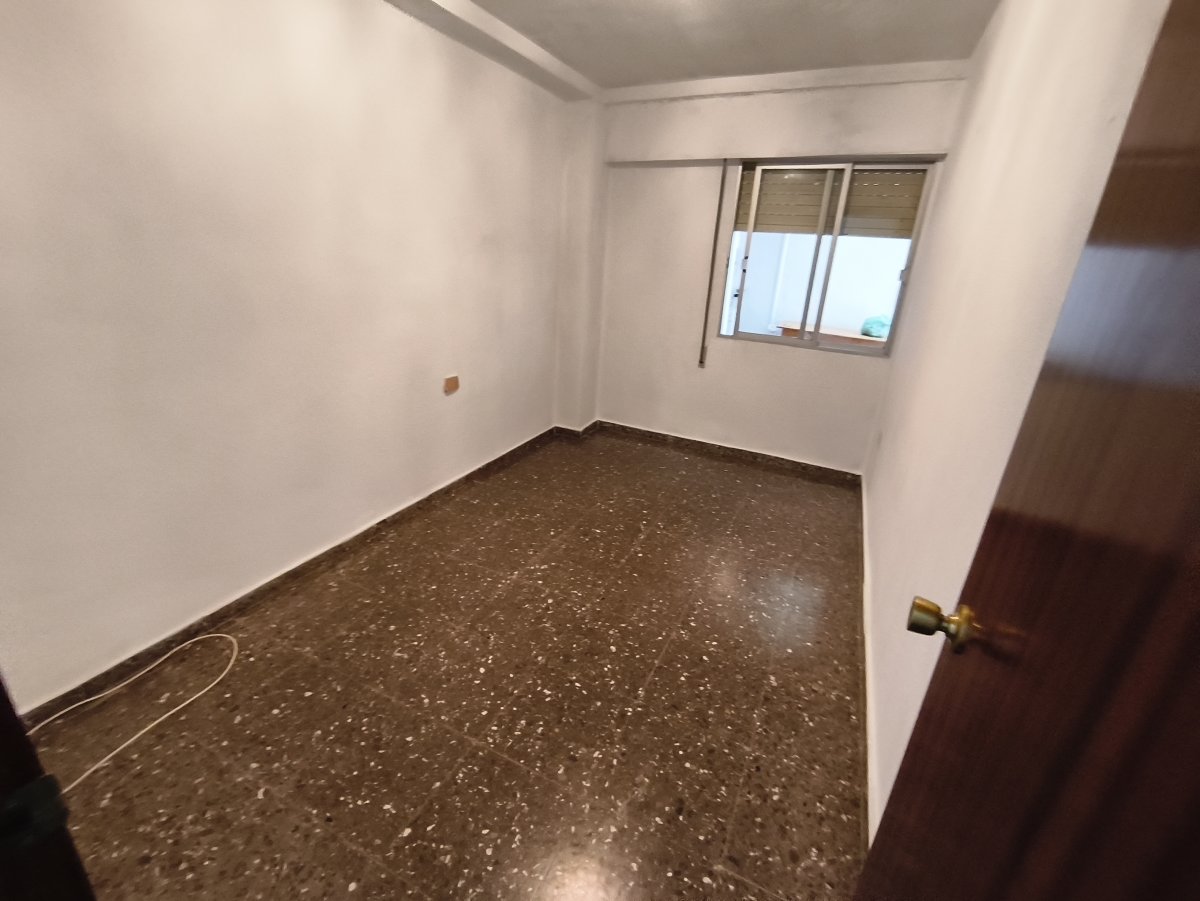 Piso de 4 Dormitorios y 2 Baños en venta en Alginet