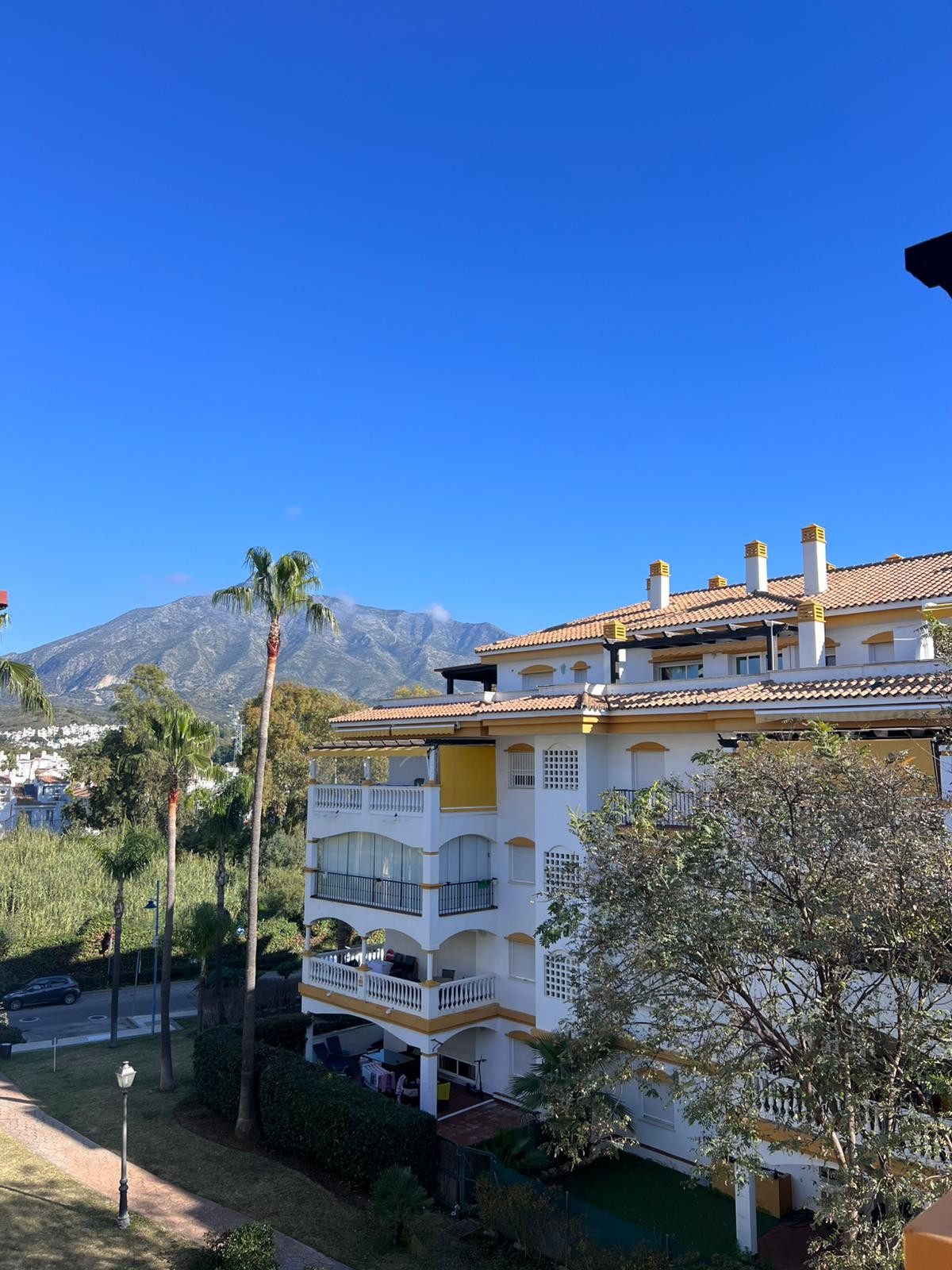 Piso de 2 Dormitorios y 2 Baños en venta en Nueva Andalucía, Marbella