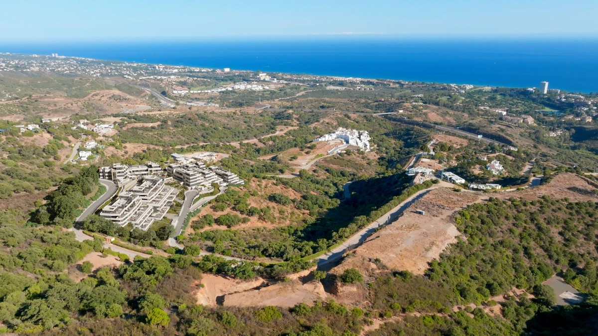 Piso de 2 Dormitorios y 2 Baños en venta en Los Monteros, Marbella