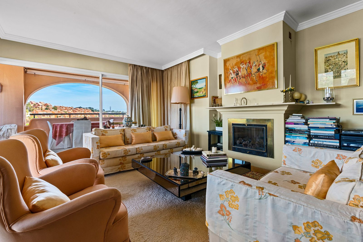Ático de 3 Dormitorios y 2 Baños en venta en Elviria, Marbella