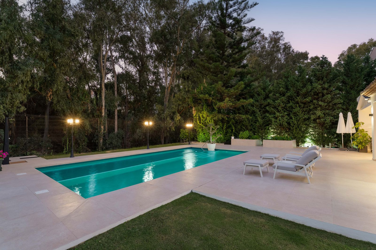 Casa de 5 Dormitorios y 5 Baños en venta en Nueva Andalucía, Marbella