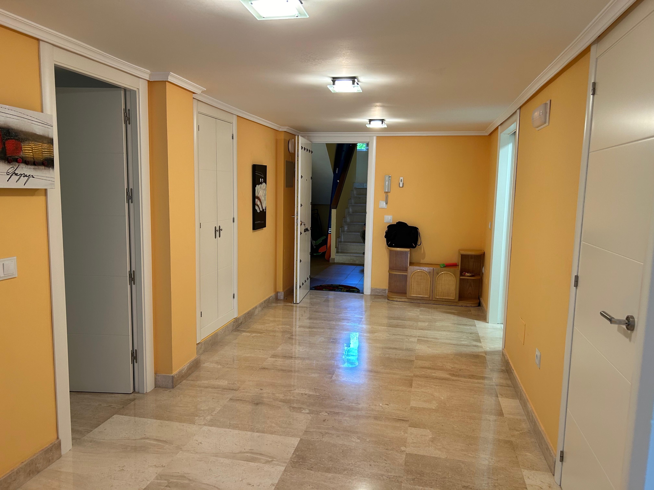 Piso de 2 Dormitorios y 3 Baños en venta en Elviria, Marbella