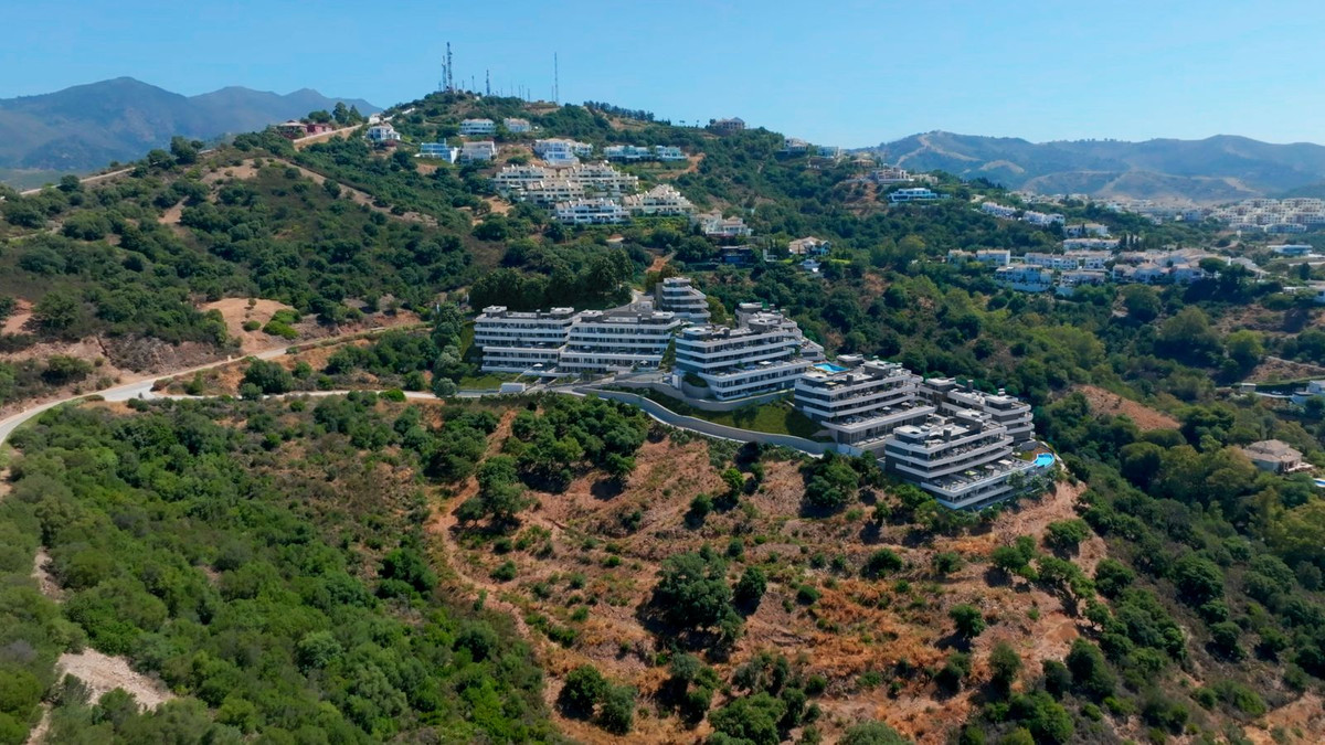 Piso de 2 Dormitorios y 2 Baños en venta en Los Monteros, Marbella