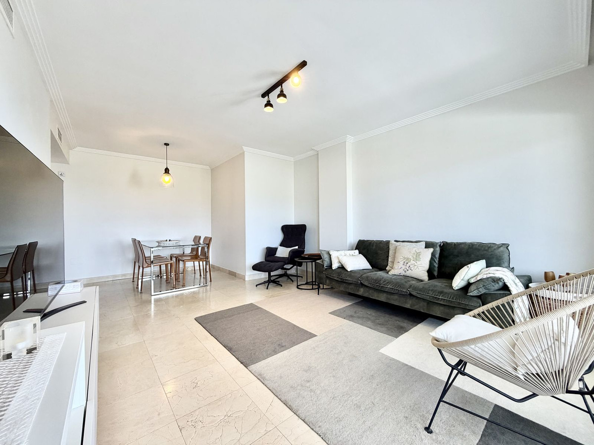 Piso de 2 Dormitorios en venta en Los Flamingos, Benahavís