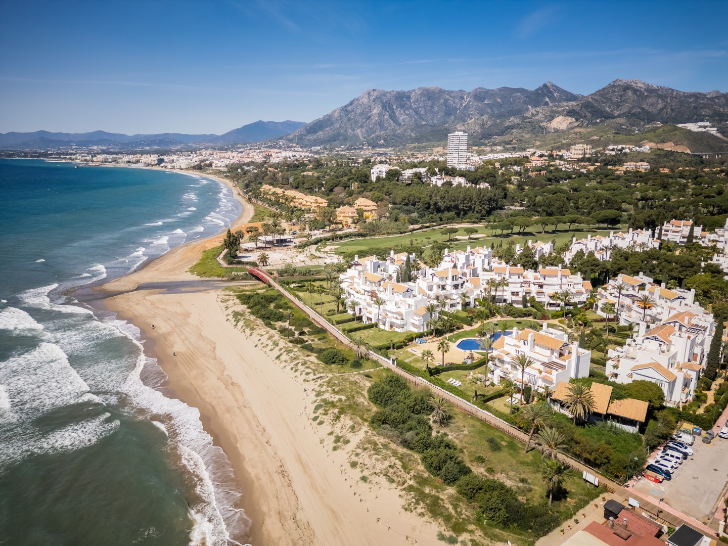 Piso de 3 Dormitorios y 2 Baños en venta en Los Monteros, Marbella