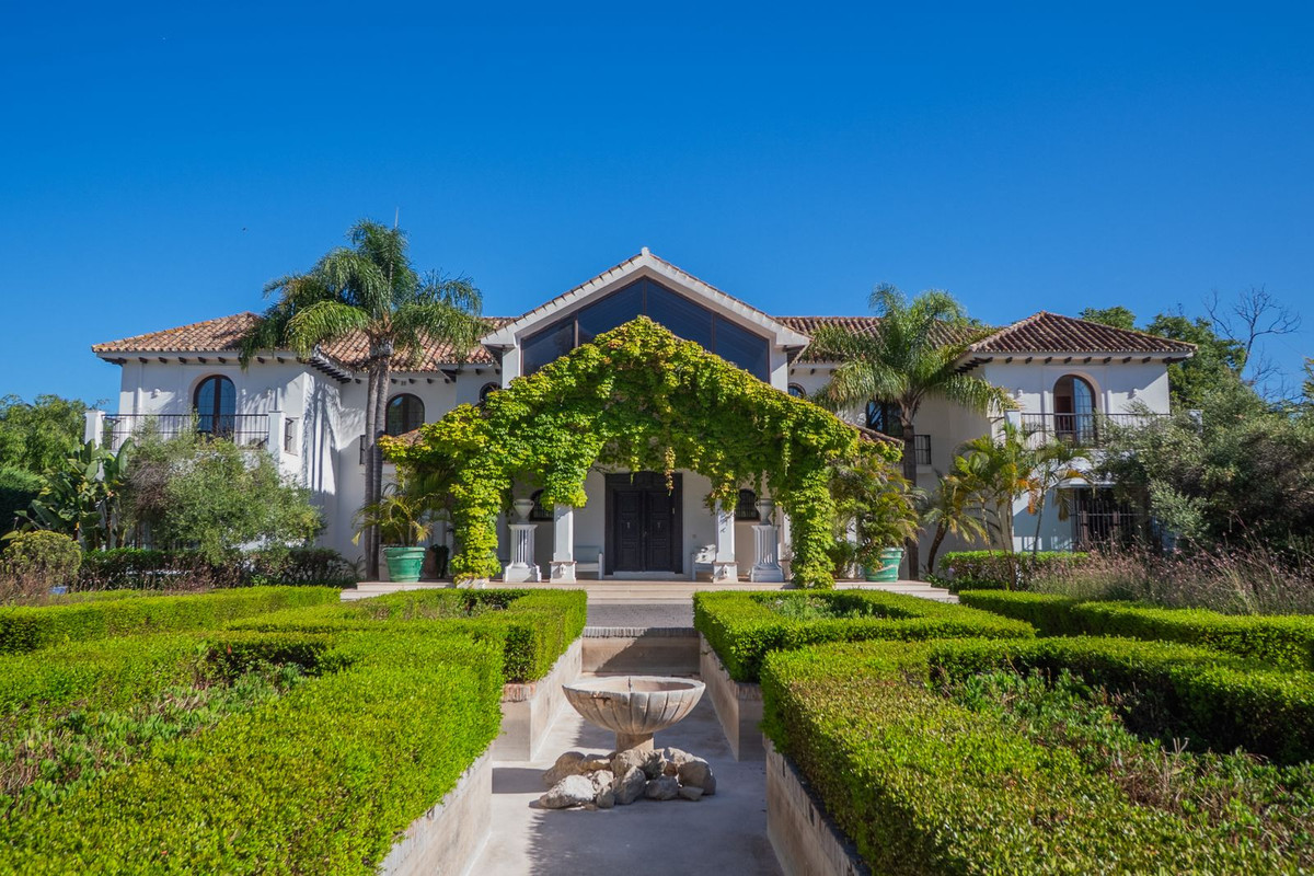 Casa de 10 Dormitorios en venta en Nueva Milla de Oro, Estepona