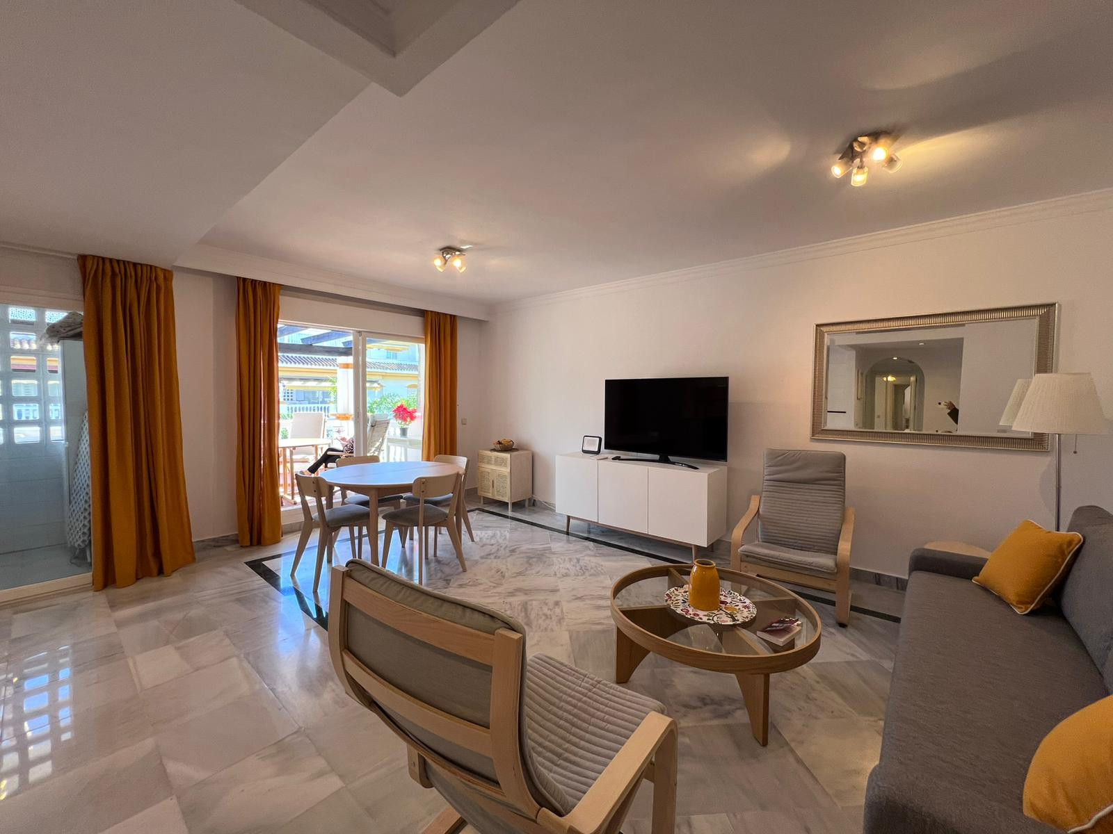 Piso de 2 Dormitorios y 2 Baños en venta en Nueva Andalucía, Marbella