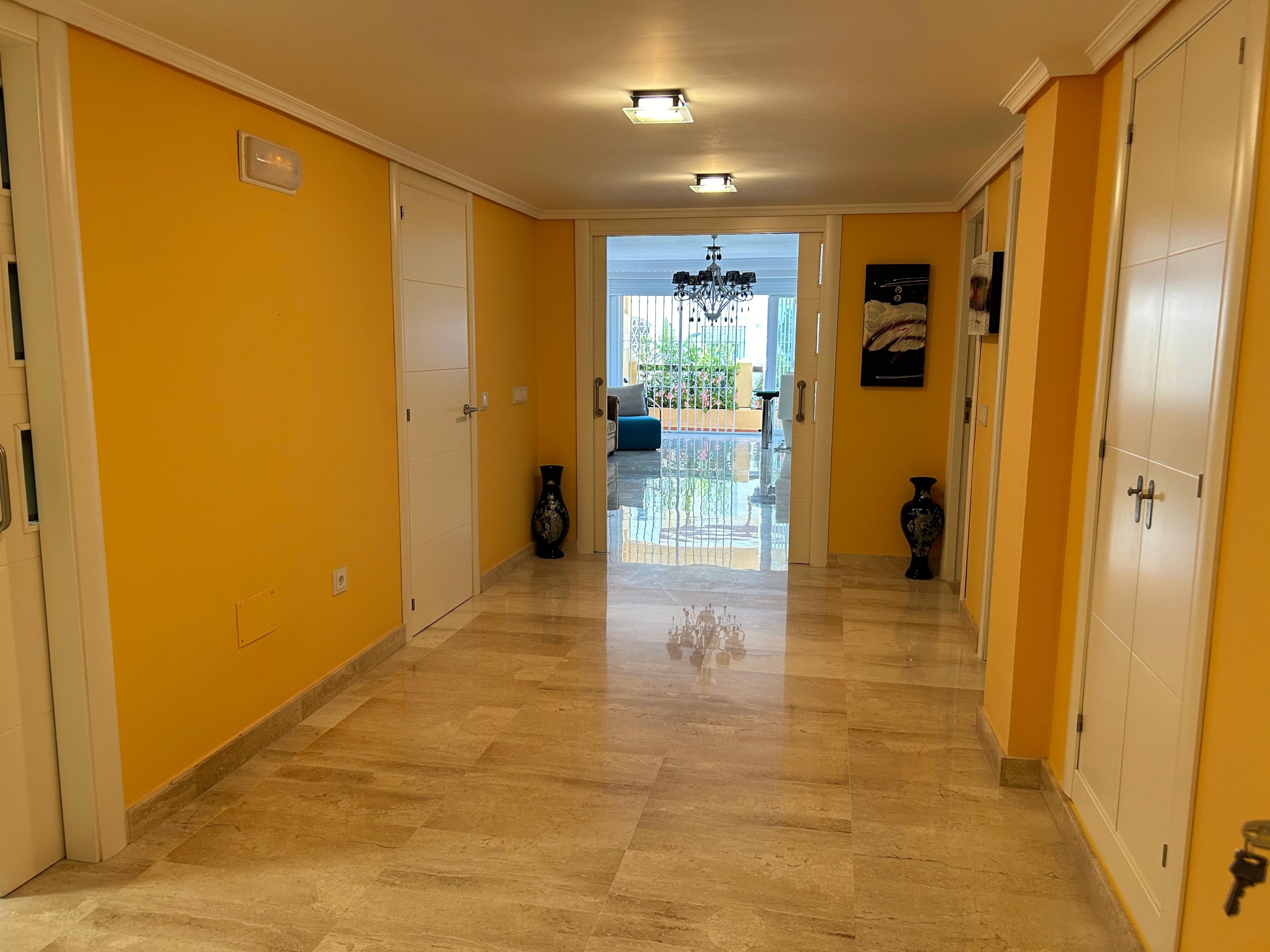 Piso de 2 Dormitorios y 3 Baños en venta en Elviria, Marbella