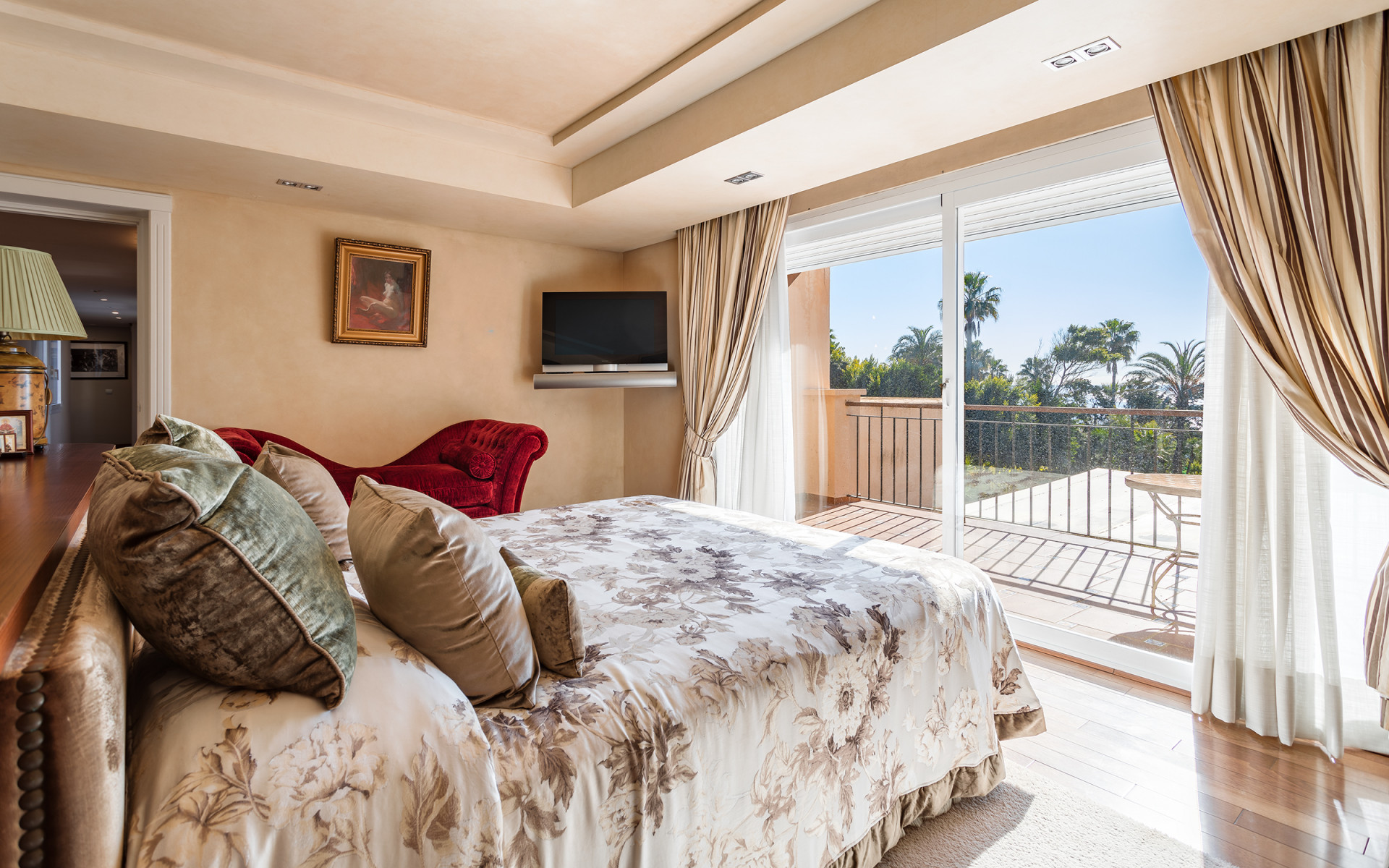 Casa de 8 Dormitorios y 10 Baños en venta en Estepona