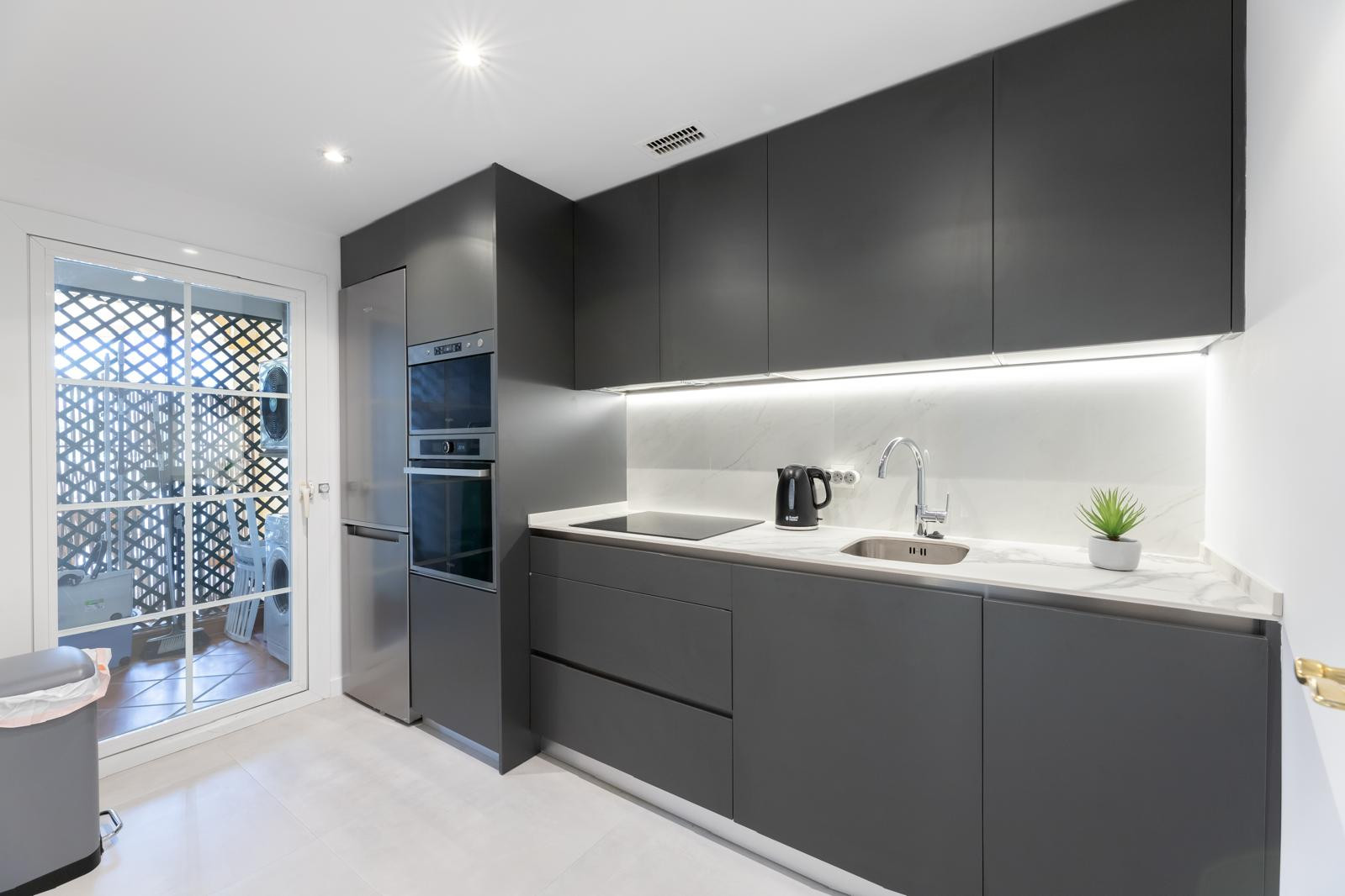 Piso de 2 Dormitorios en venta en Nueva Andalucía, Marbella