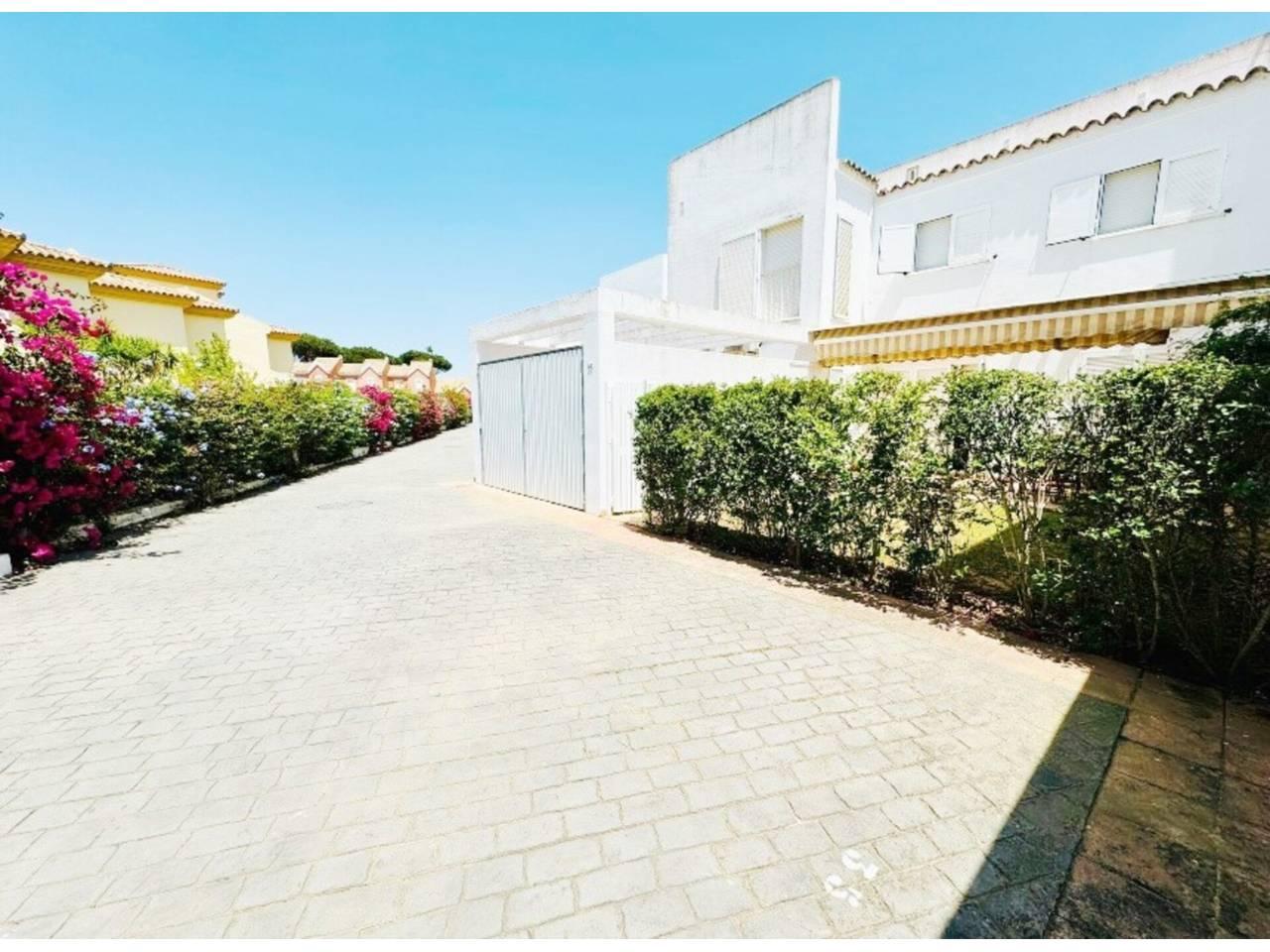 Casa Adosada de 4 Dormitorios y 2 Baños en venta en Chiclana de la Frontera